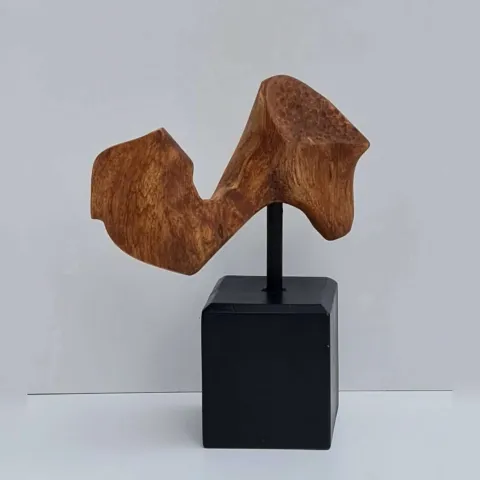"isimsiz" eseri AZİMET KARAMAN tarafından 2022 yılında 23x18x10 cm ölçülerinde Zeytin - Ahşap Yontu tekniği ile yapılmıştır.