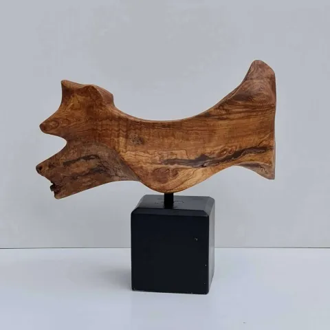 "isimsiz" eseri AZİMET KARAMAN tarafından 2022 yılında 23x26x11 cm ölçülerinde Zeytin - Ahşap Yontu tekniği ile yapılmıştır.