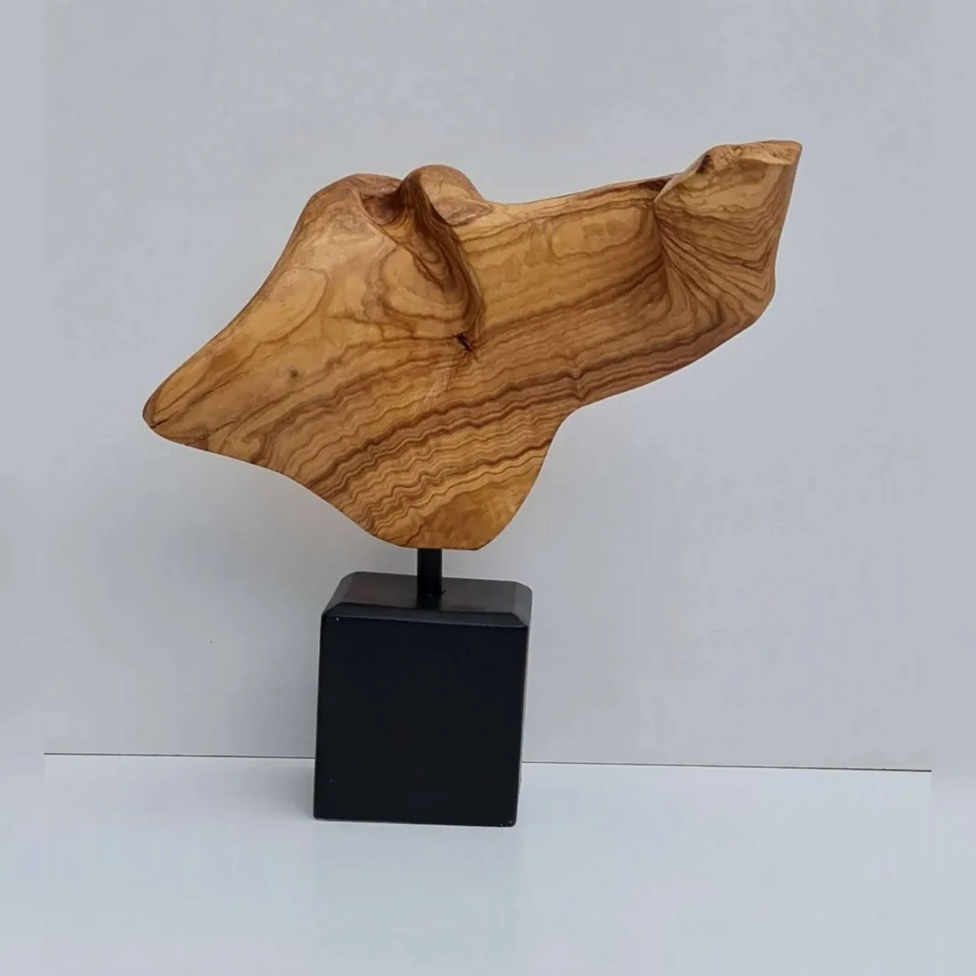 AZİMET KARAMAN — “isimsiz”, 2022 "isimsiz" eseri AZİMET KARAMAN tarafından 2022 yılında 27x26x11 cm ölçülerinde Zeytin - Ahşap Yontu tekniği ile yapılmıştır.