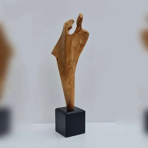 "isimsiz" eseri AZİMET KARAMAN tarafından 2022 yılında 40x12x7 cm ölçülerinde Zeytin - Ahşap Yontu tekniği ile yapılmıştır.