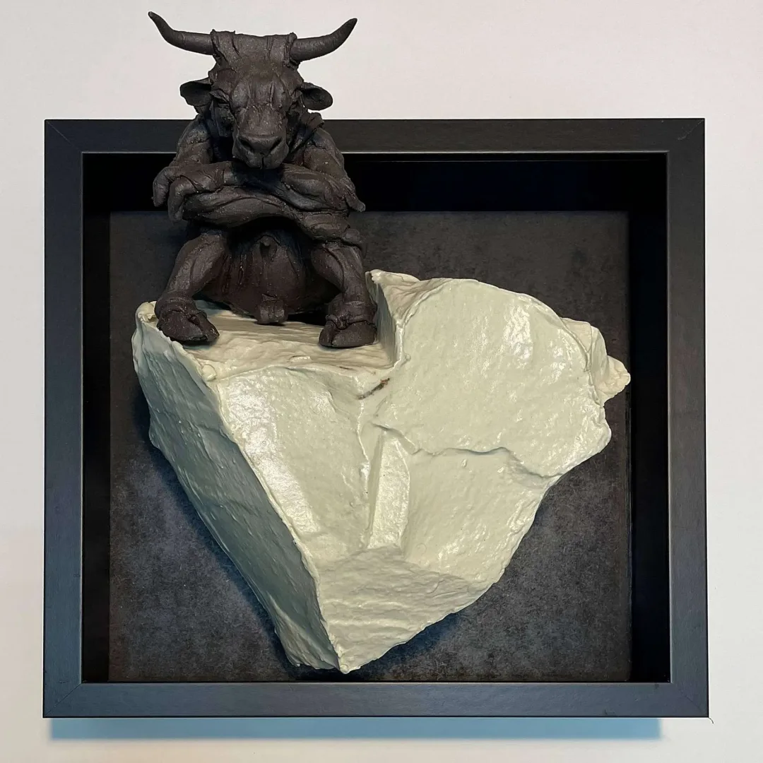 BUĞRA ÖZER — “isimsiz”, 2022 "isimsiz" eseri BUĞRA ÖZER tarafından 2022 yılında 25x25 cm ölçülerinde Serbest elle şekillendirme, stoneware kil, 1150°C tekniği ile yapılmıştır.