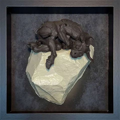 "isimsiz" eseri BUĞRA ÖZER tarafından 2022 yılında 25x25 cm ölçülerinde Serbest elle şekillendirme, stoneware kil, 1150°C tekniği ile yapılmıştır.