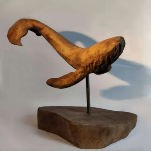 "Akış" eseri FURKAN ÖZMEN tarafından 2022 yılında 45x35x20 cm ölçülerinde ahşap yontma, sedir ağacı tekniği ile yapılmıştır.