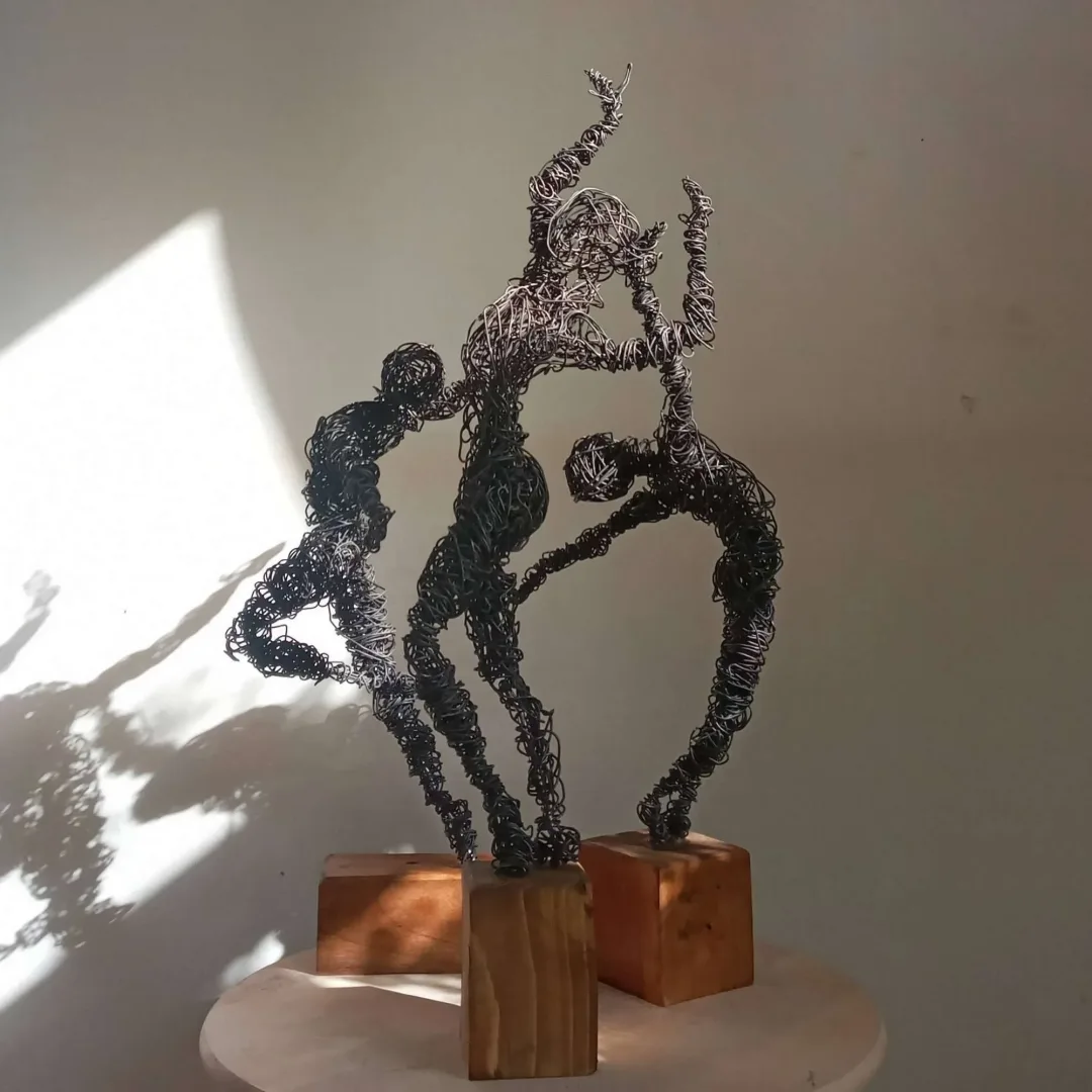 yakınlaştır "Arzu kırıntıları 1-2 -3" eseri FURKAN ÖZMEN tarafından 2022 yılında 30x20x8 cm ölçülerinde Elle şekillendirme, Metal tel tekniği ile yapılmıştır.