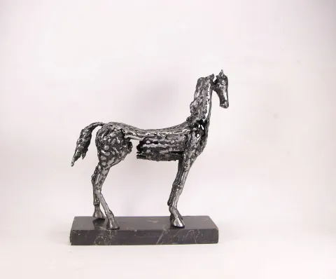 "At" eseri ÖZER AKTAŞ tarafından 2023 yılında 26x24x8 cm ölçülerinde Demir yontu tekniği ile yapılmıştır.
