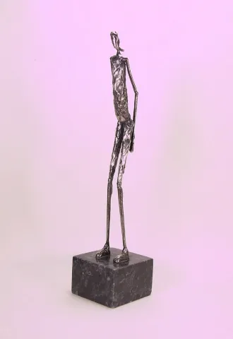 "Adam" eseri ÖZER AKTAŞ tarafından 2023 yılında 47x8x8 cm ölçülerinde Demir yontu tekniği ile yapılmıştır.