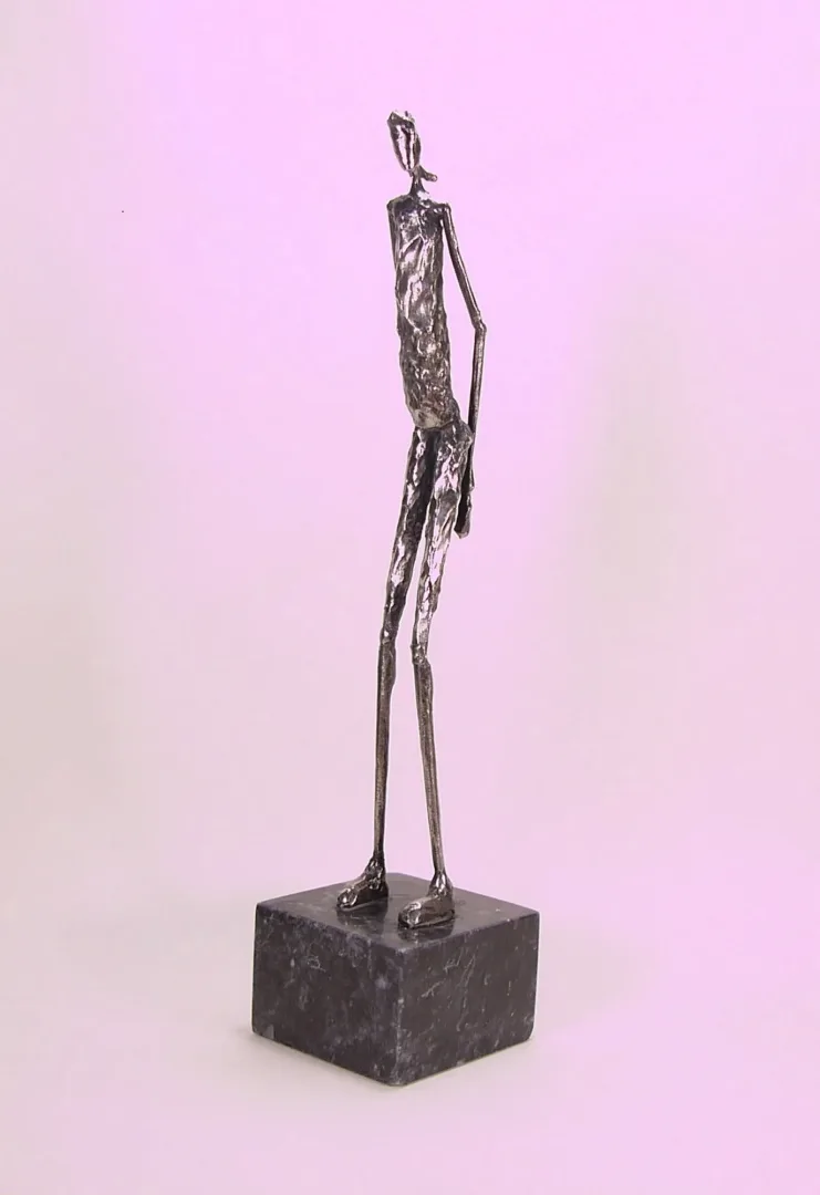 yakınlaştır "Adam" eseri ÖZER AKTAŞ tarafından 2023 yılında 47x8x8 cm ölçülerinde Demir yontu tekniği ile yapılmıştır.