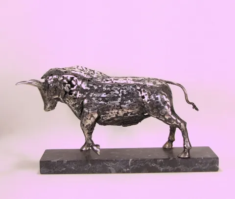 "Boğa" eseri ÖZER AKTAŞ tarafından 2023 yılında 32x17x7 cm ölçülerinde Demir yontu tekniği ile yapılmıştır.