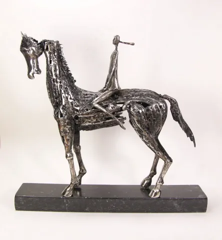 "Çocuklu büyük at" eseri ÖZER AKTAŞ tarafından 2023 yılında 33x32x7 cm ölçülerinde Demir yontu tekniği ile yapılmıştır.