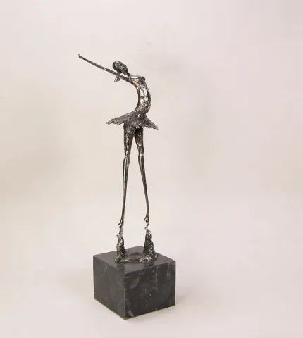 "Balerin" eseri ÖZER AKTAŞ tarafından 2023 yılında 28x9x7 cm ölçülerinde Demir yontu tekniği ile yapılmıştır.