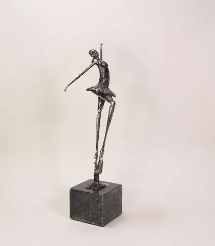 "Balerin" eseri ÖZER AKTAŞ tarafından 2023 yılında 28x9x7 cm ölçülerinde Demir yontu tekniği ile yapılmıştır.
