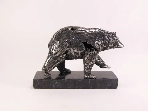 "Ayı" eseri ÖZER AKTAŞ tarafından 2023 yılında 23x16x8 cm ölçülerinde Demir yontu tekniği ile yapılmıştır.