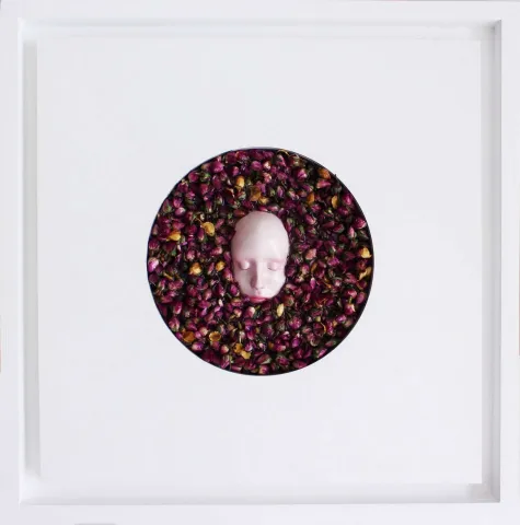 "İsimsiz" eseri DUYGU AYDOĞAN tarafından 2023 yılında 48x48 cm ölçülerinde epoksi reçine, akrilik, polimer kil, kurutulmuş çiçek tekniği ile yapılmıştır.