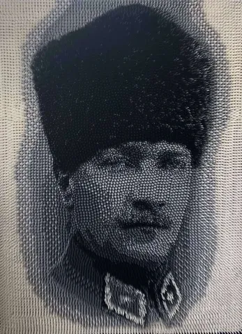 HÜLYA KANDEMİR KANBER — “Mustafa Kemal Atatürk”, 2022 "Mustafa Kemal Atatürk" eseri HÜLYA KANDEMİR KANBER tarafından 2022 yılında 95x70 cm ölçülerinde karışık teknik (tuval üzeri 13.680 kavale parçası) tekniği ile yapılmıştır.