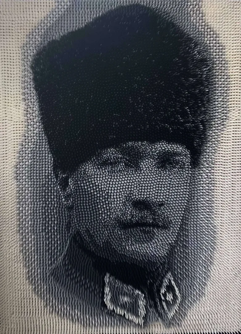 yakınlaştır "Mustafa Kemal Atatürk" eseri HÜLYA KANDEMİR KANBER tarafından 2022 yılında 95x70 cm ölçülerinde karışık teknik (tuval üzeri 13.680 kavale parçası) tekniği ile yapılmıştır.