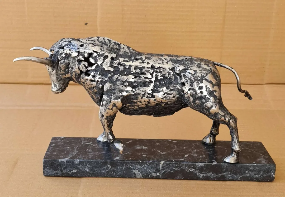 yakınlaştır "Boğa" eseri ÖZER AKTAŞ tarafından 2023 yılında 18x35x10 cm ölçülerinde Metal heykel tekniği ile yapılmıştır.