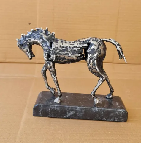 "At" eseri ÖZER AKTAŞ tarafından 2023 yılında 18x21x7 cm ölçülerinde Metal heykel tekniği ile yapılmıştır.