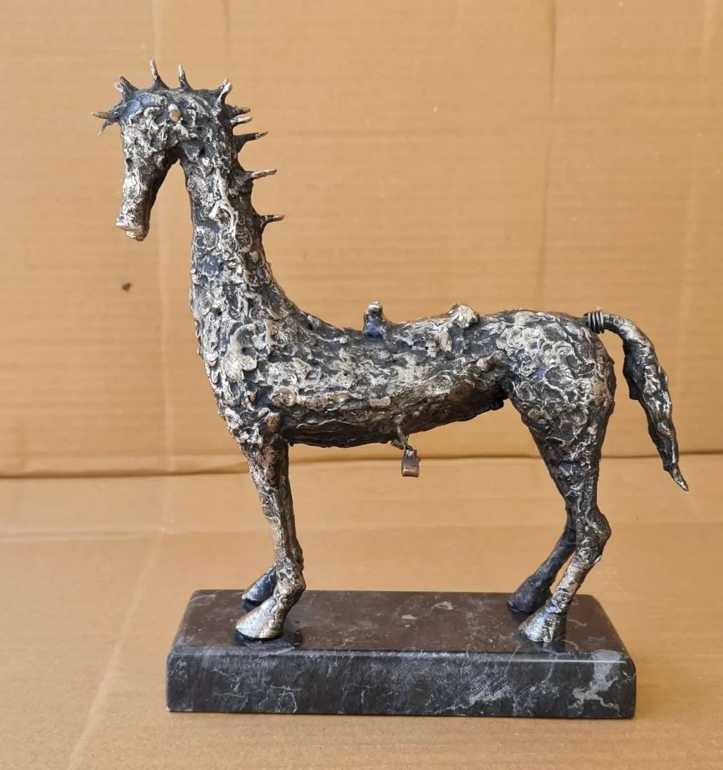 "At" eseri ÖZER AKTAŞ tarafından 2023 yılında 24x21x7 cm ölçülerinde Metal heykel tekniği ile yapılmıştır.