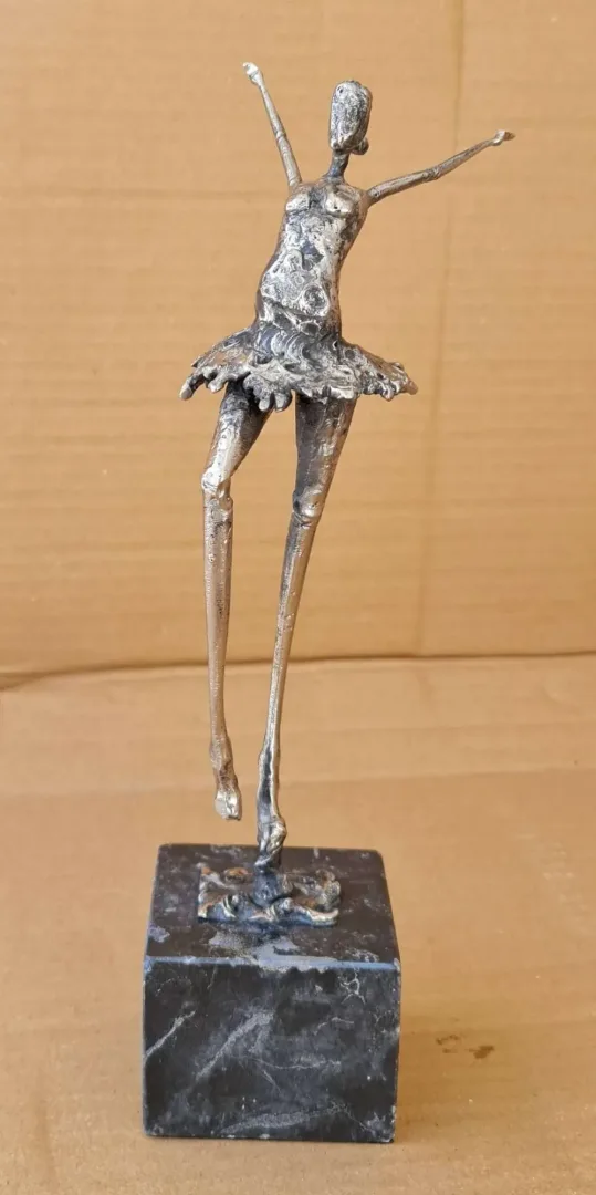 "Balerin" eseri ÖZER AKTAŞ tarafından 2023 yılında 28x7x8 cm ölçülerinde Metal heykel tekniği ile yapılmıştır.