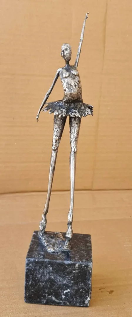 yakınlaştır "Balerin" eseri ÖZER AKTAŞ tarafından 2023 yılında 31x7x7 cm ölçülerinde Metal heykel tekniği ile yapılmıştır.