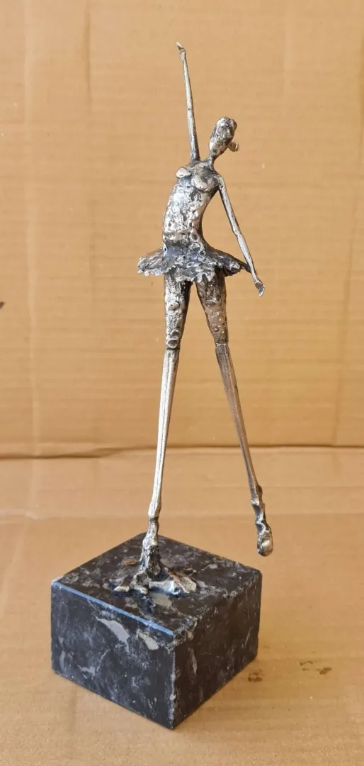 "Balerin" eseri ÖZER AKTAŞ tarafından 2023 yılında 32x9x8 cm ölçülerinde Metal heykel tekniği ile yapılmıştır.