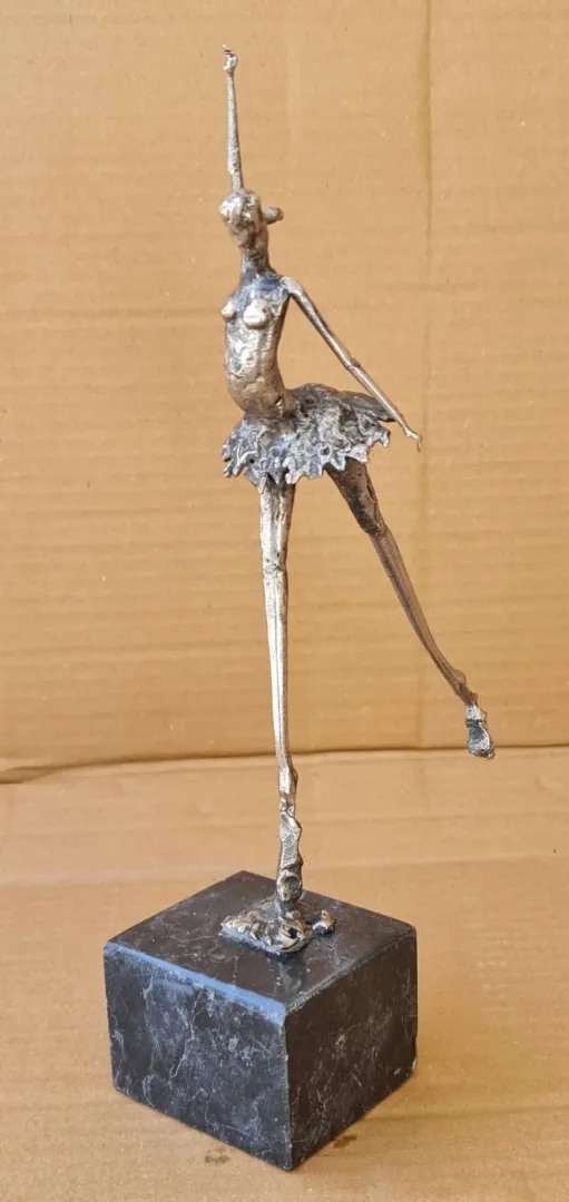 yakınlaştır "Balerin" eseri ÖZER AKTAŞ tarafından 2023 yılında 32x11x8 cm ölçülerinde Metal heykel tekniği ile yapılmıştır.