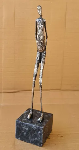 "Figür" eseri ÖZER AKTAŞ tarafından 2023 yılında 35x8x8 cm ölçülerinde Metal heykel tekniği ile yapılmıştır.