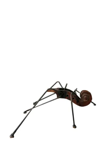 "Gezgin seri 1" eseri DOĞAN KARAKILIÇ tarafından 2023 yılında 46x18x53 cm ölçülerinde Metal, Ahşap, Beton tekniği ile yapılmıştır.