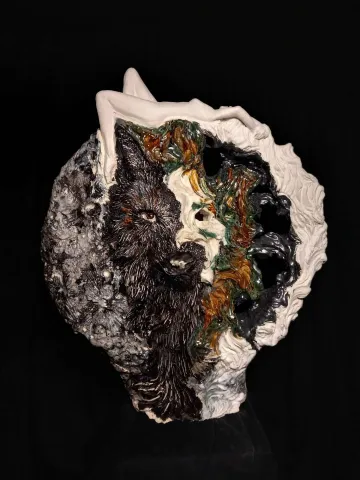 "Sessizlik" eseri ORÇUN İLTER tarafından 2023 yılında 68x44x16 cm ölçülerinde Yüksek derece kil 1100°C tekniği ile yapılmıştır.