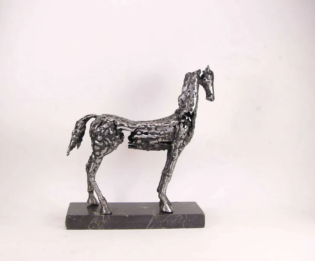"At" eseri ÖZER AKTAŞ tarafından 2023 yılında 26x24x8 cm ölçülerinde Metal heykel tekniği ile yapılmıştır.