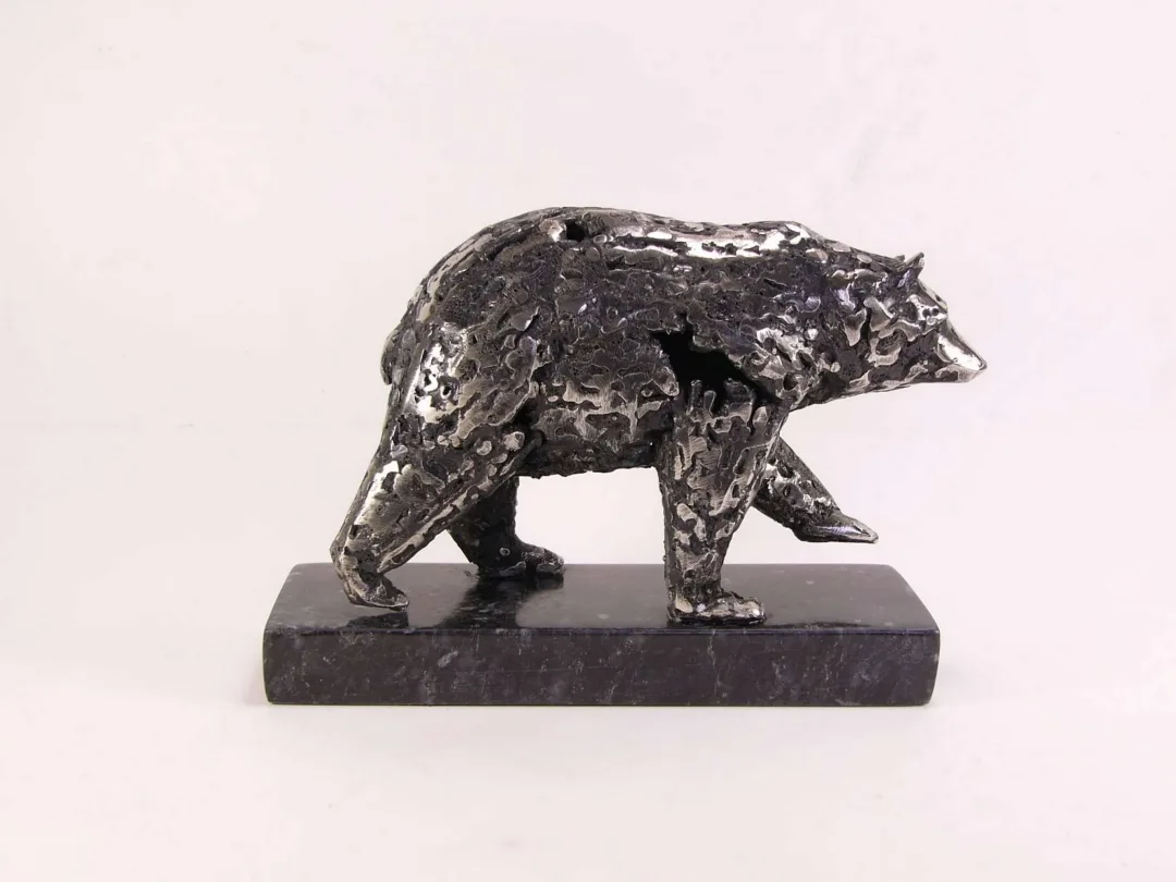 "Ayı" eseri ÖZER AKTAŞ tarafından 2023 yılında 23x16x8 cm ölçülerinde Metal heykel tekniği ile yapılmıştır.