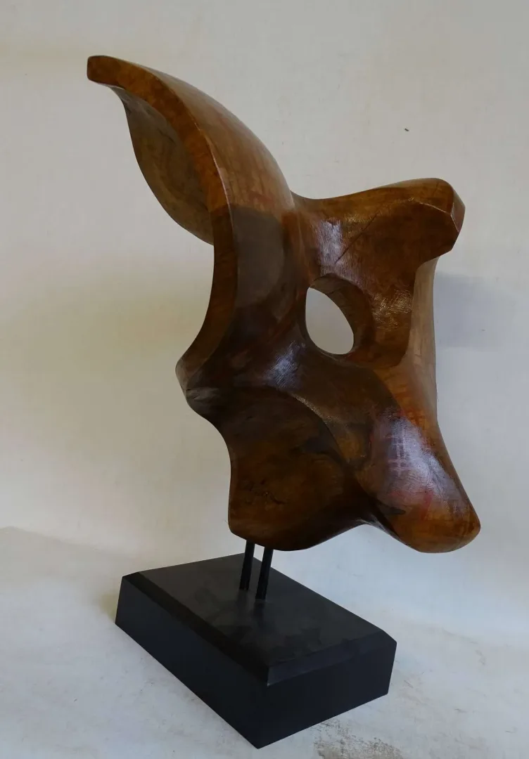 "İsimsiz" eseri AZİMET KARAMAN tarafından 2023 yılında 43x34x22 cm ölçülerinde Ceviz Ahşap Yontu tekniği ile yapılmıştır.