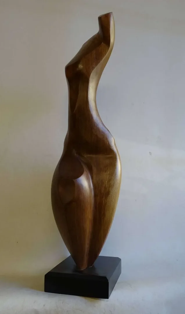 "İsimsiz" eseri AZİMET KARAMAN tarafından 2022 yılında 83x23x18 cm ölçülerinde Ceviz Ahşap Yontu tekniği ile yapılmıştır.