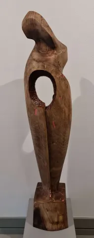 "İsimsiz" eseri AZİMET KARAMAN tarafından 2022 yılında 114x26x23 cm ölçülerinde Cevzi Ağacı tekniği ile yapılmıştır.