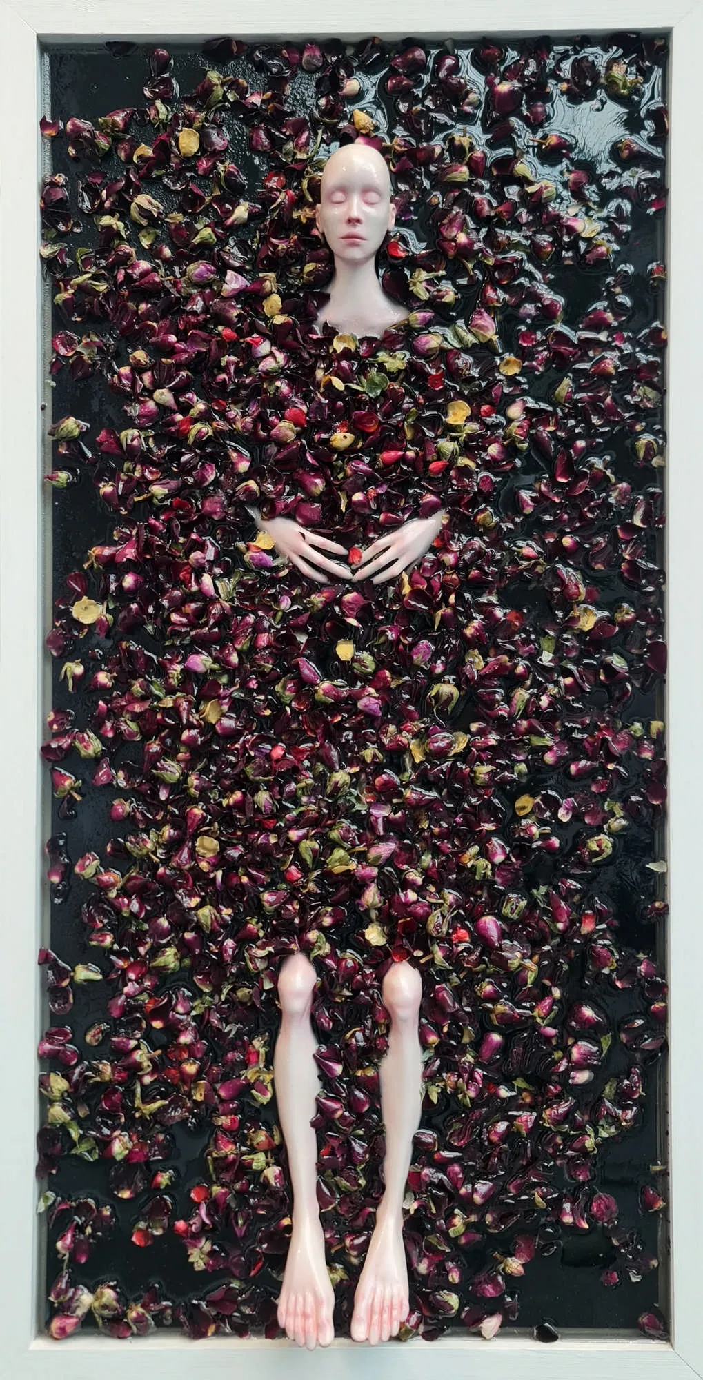 "İsimsiz" eseri DUYGU AYDOĞAN tarafından 2023 yılında 75x40 cm ölçülerinde epoksi reçine, akrilik, polimer kil, kurutulmuş çiçek tekniği ile yapılmıştır.