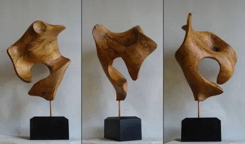 "İsimsiz" eseri AZİMET KARAMAN tarafından 2023 yılında 70x43x30 cm ölçülerinde Zeytin Ağacı tekniği ile yapılmıştır.