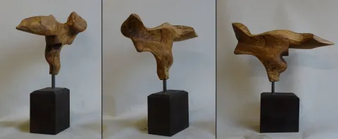 "İsimsiz" eseri AZİMET KARAMAN tarafından 2023 yılında 32x32x7 cm ölçülerinde Zeytin Ağacı tekniği ile yapılmıştır.