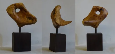 "İsimsiz" eseri AZİMET KARAMAN tarafından 2023 yılında 30x18x11 cm ölçülerinde Zeytin Ağacı tekniği ile yapılmıştır.