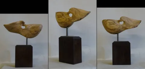 "İsimsiz" eseri AZİMET KARAMAN tarafından 2023 yılında 31x28x8 cm ölçülerinde Zeytin Ağacı tekniği ile yapılmıştır.