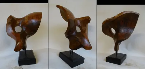 "İsimsiz" eseri AZİMET KARAMAN tarafından 2023 yılında 43x34x22 cm ölçülerinde Ceviz Ahşap Yontu tekniği ile yapılmıştır.