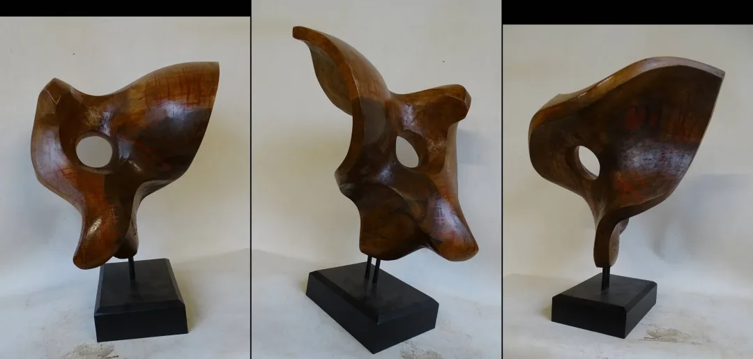 AZİMET KARAMAN — “İsimsiz”, 2023 "İsimsiz" eseri AZİMET KARAMAN tarafından 2023 yılında 43x34x22 cm ölçülerinde Ceviz Ahşap Yontu tekniği ile yapılmıştır.