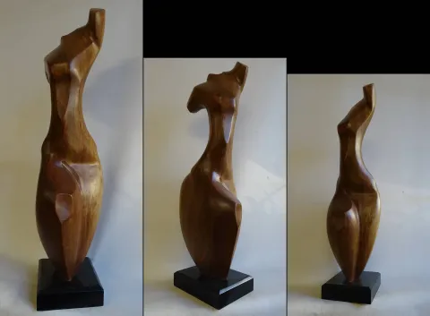 "İsimsiz" eseri AZİMET KARAMAN tarafından 2022 yılında 83x23x18 cm ölçülerinde Ceviz Ahşap Yontu tekniği ile yapılmıştır.