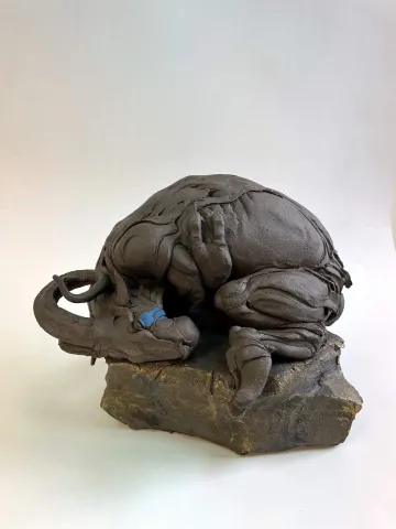 "Bir Rüyaya Sarılmak III" eseri BUĞRA ÖZER tarafından 2023 yılında 24x33x24 cm ölçülerinde Stoneware Seramik Çamuru, Serbest Elle Şekillendirme 1125 C° tekniği ile yapılmıştır.