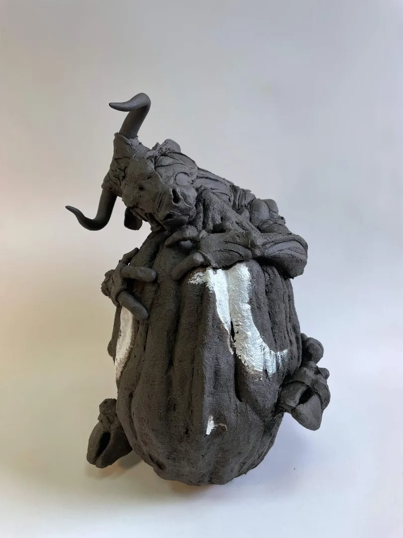"Bir Rüyaya Sarılmak" eseri BUĞRA ÖZER tarafından 2023 yılında 34x25x31 cm ölçülerinde Stoneware Seramik Çamuru, Serbest Elle Şekillendirme 1245 C° tekniği ile yapılmıştır.
