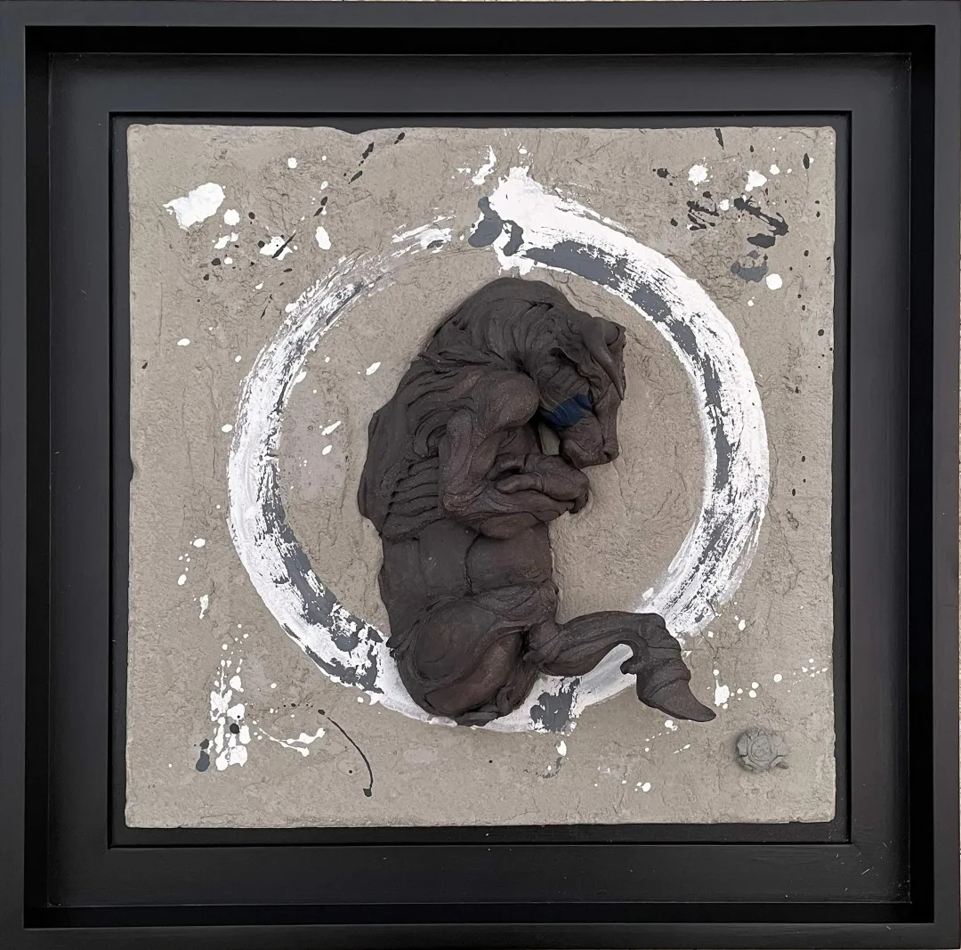 yakınlaştır "Döngü-IV" eseri BUĞRA ÖZER tarafından 2023 yılında 63x63 cm ölçülerinde Stoneware Seramik Çamuru Serbest, Elle Şekillendirme Karışık Teknik 1245 C° tekniği ile yapılmıştır.