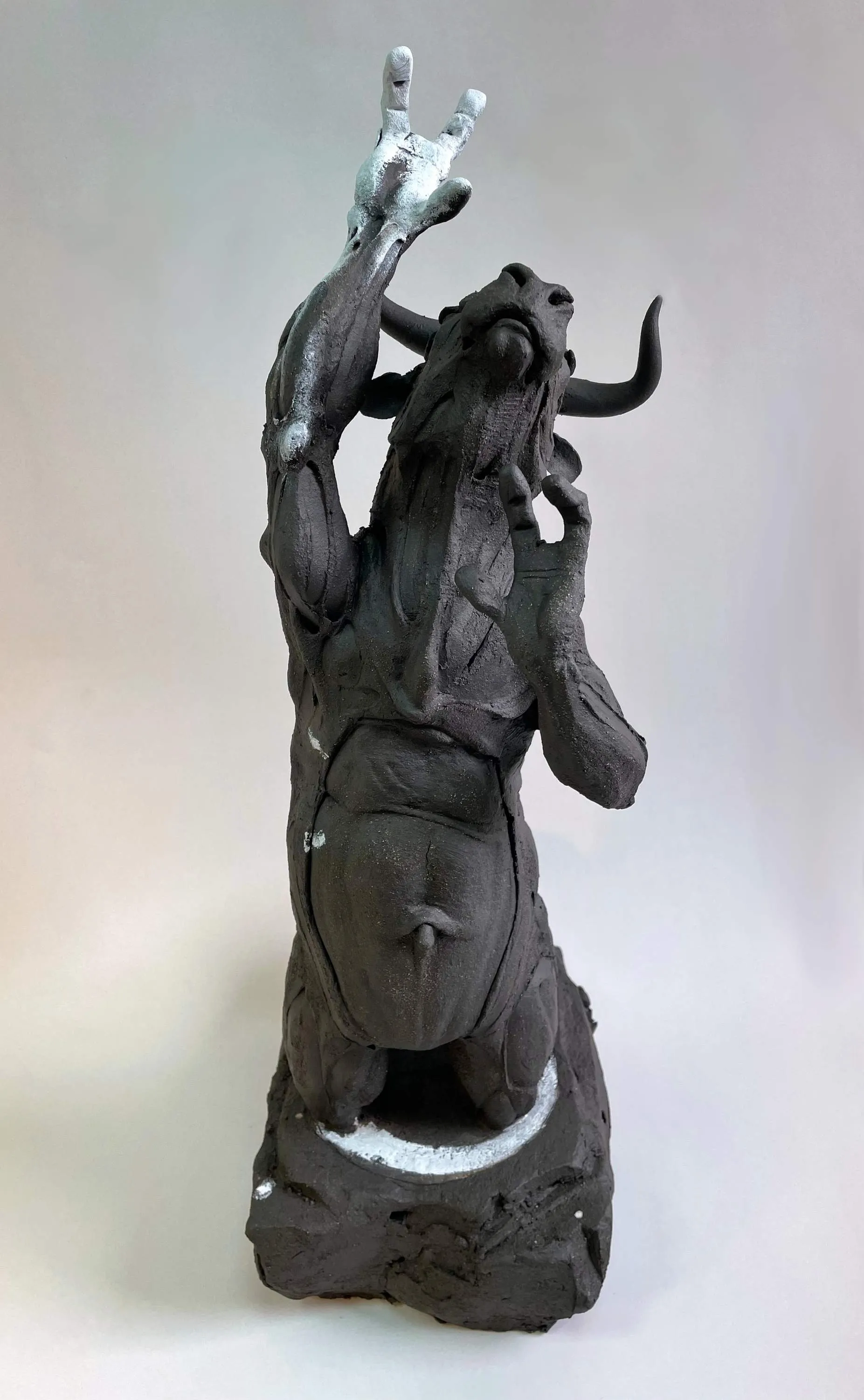 "Umut II" eseri BUĞRA ÖZER tarafından 2023 yılında 58x19x25 cm ölçülerinde Stoneware Seramik Çamuru, Serbest Elle Şekillendirme 1245 C° tekniği ile yapılmıştır.