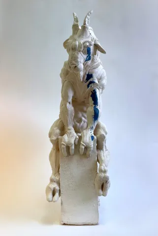 "Yalnız III" eseri BUĞRA ÖZER tarafından 2023 yılında 50x17x27 cm ölçülerinde Stoneware Seramik Çamuru, Serbest Elle Şekillendirme 1080 C° tekniği ile yapılmıştır.