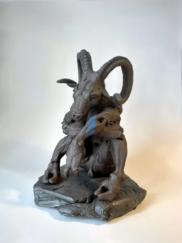 "Yalnız" eseri BUĞRA ÖZER tarafından 2023 yılında 30x24x27 cm ölçülerinde Stoneware Seramik Çamuru, Serbest Elle Şekillendirme 1125 C° tekniği ile yapılmıştır.