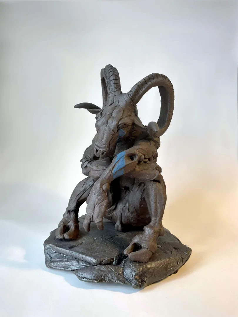 yakınlaştır "Yalnız" eseri BUĞRA ÖZER tarafından 2023 yılında 30x24x27 cm ölçülerinde Stoneware Seramik Çamuru, Serbest Elle Şekillendirme 1125 C° tekniği ile yapılmıştır.