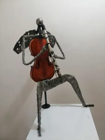 "Fantastik Orkestra seri 1" eseri DOĞAN KARAKILIÇ tarafından 2023 yılında 52x73x60 cm ölçülerinde Aşap-Metal-Beton Karışık Teknik tekniği ile yapılmıştır.